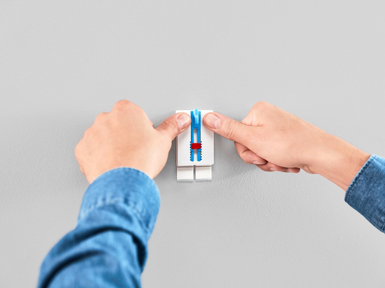 [en-en] tesa SMS adjustable nail for canvas for wallpaper up to 2kg, step 3 of 6