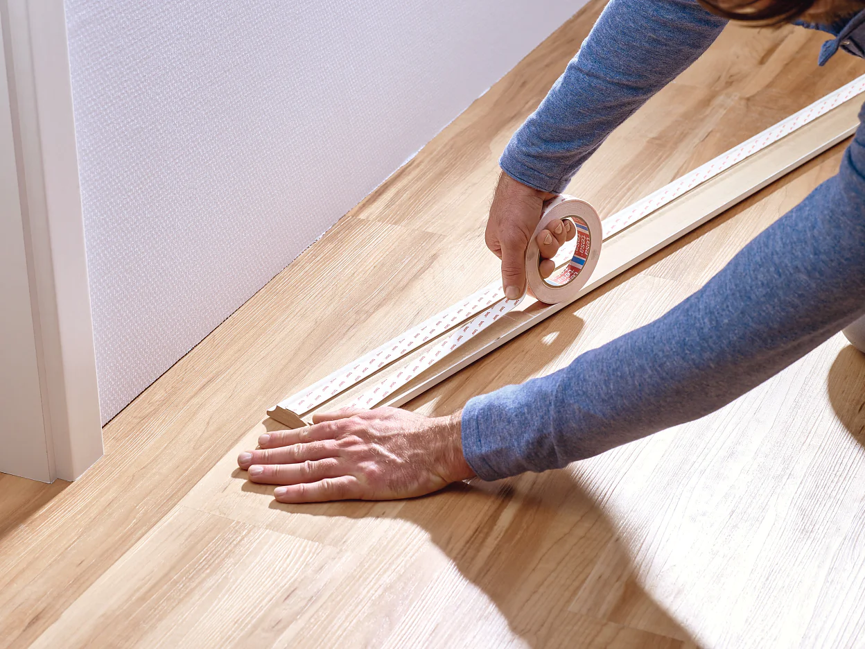 [en-en] tesa Smart Mounting System Mounting Tape 1,5x19 5x19 Step 2 of 6 wallpaper