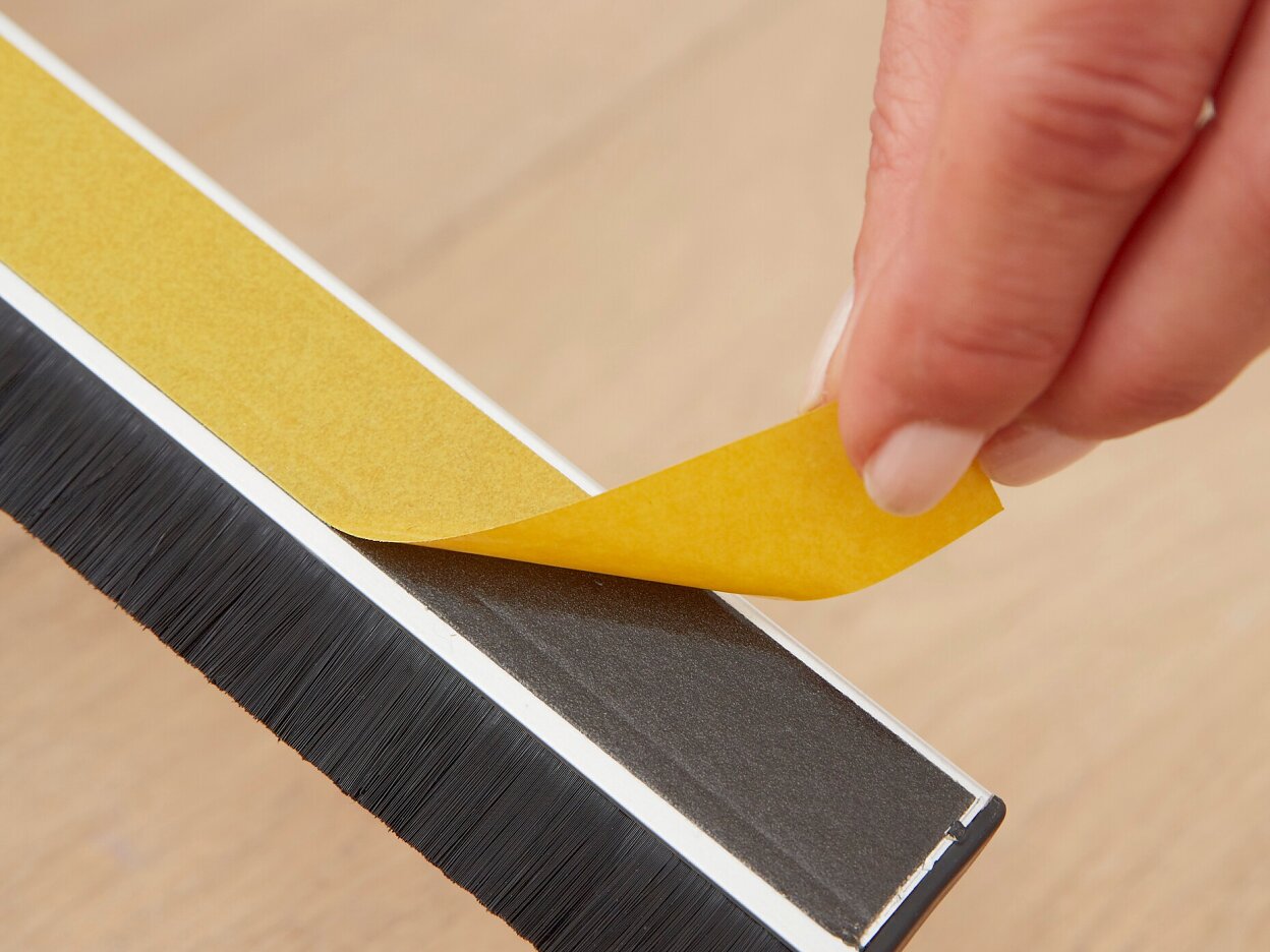 [en-en] tesamoll Door to Floor Brush Comfort, 1mx40mm, plastic bag with carton header