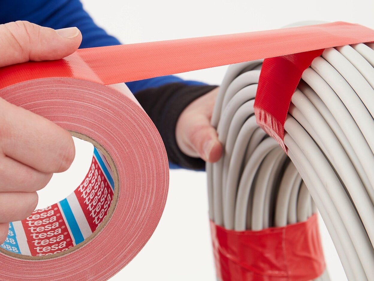 tesa 4688 standard polyethylene coated cloth tape red step3of5 ap