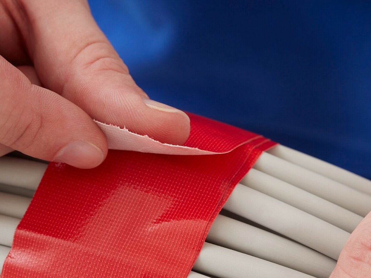 tesa 4688 standard polyethylene coated cloth tape red step5of5 ap