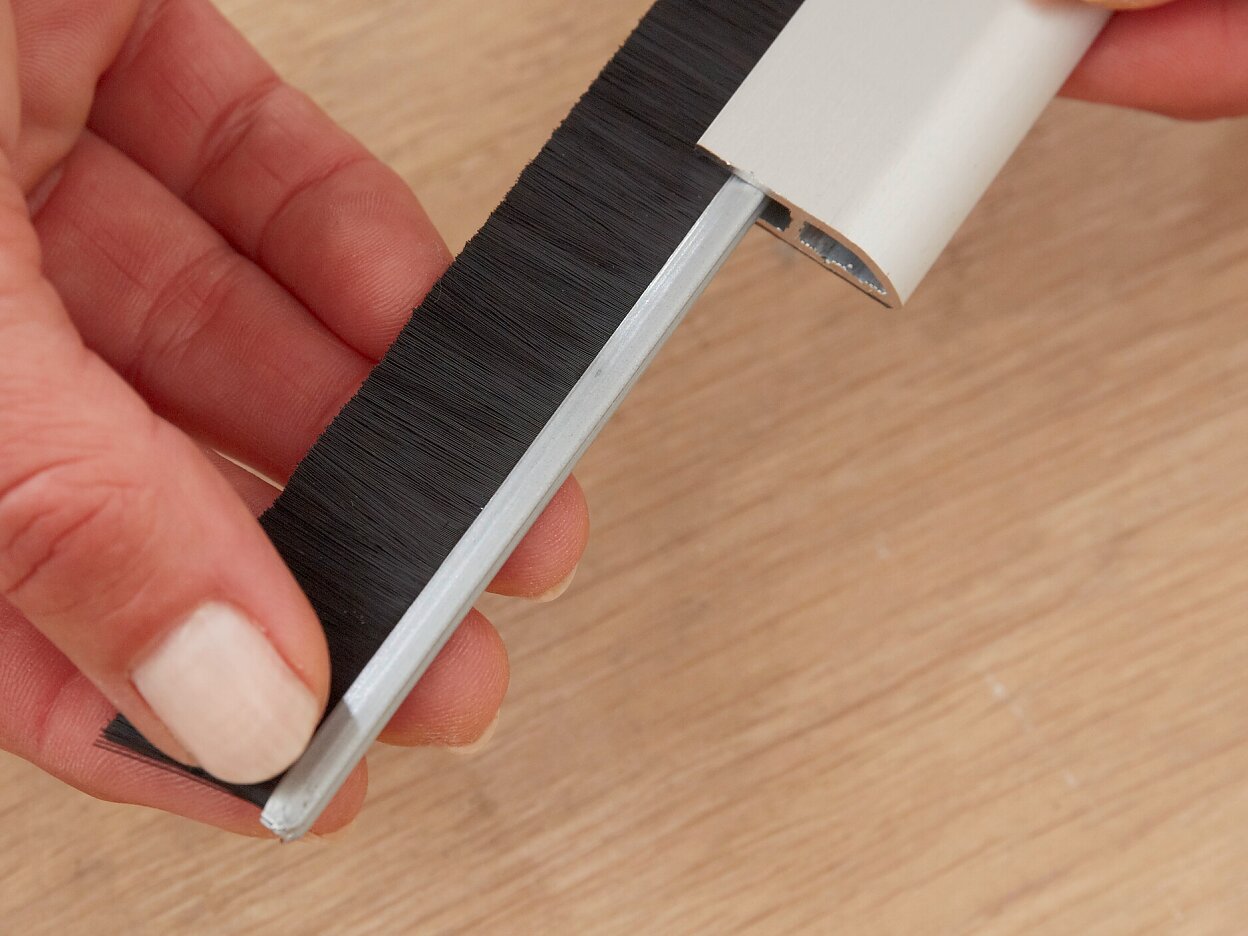 [en-en] tesamoll Door to Floor Brush Comfort, 1mx40mm, plastic bag with carton header