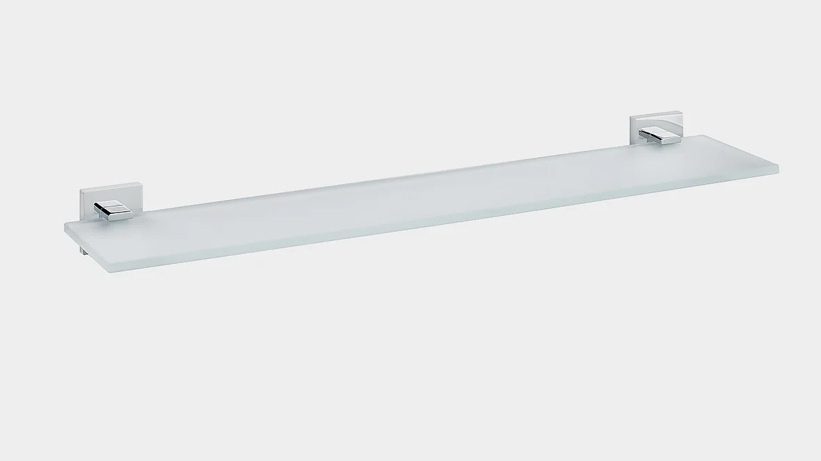 En rektangulær glasshylle med metallbraketter for veggmontering. Brakettene er sølvfargede, og glasset er frostet. Hyllen er plassert mot en vanlig hvit bakgrunn ved hjelp av tesa-tape for ekstra stabilitet. (This text has been generated by AI)