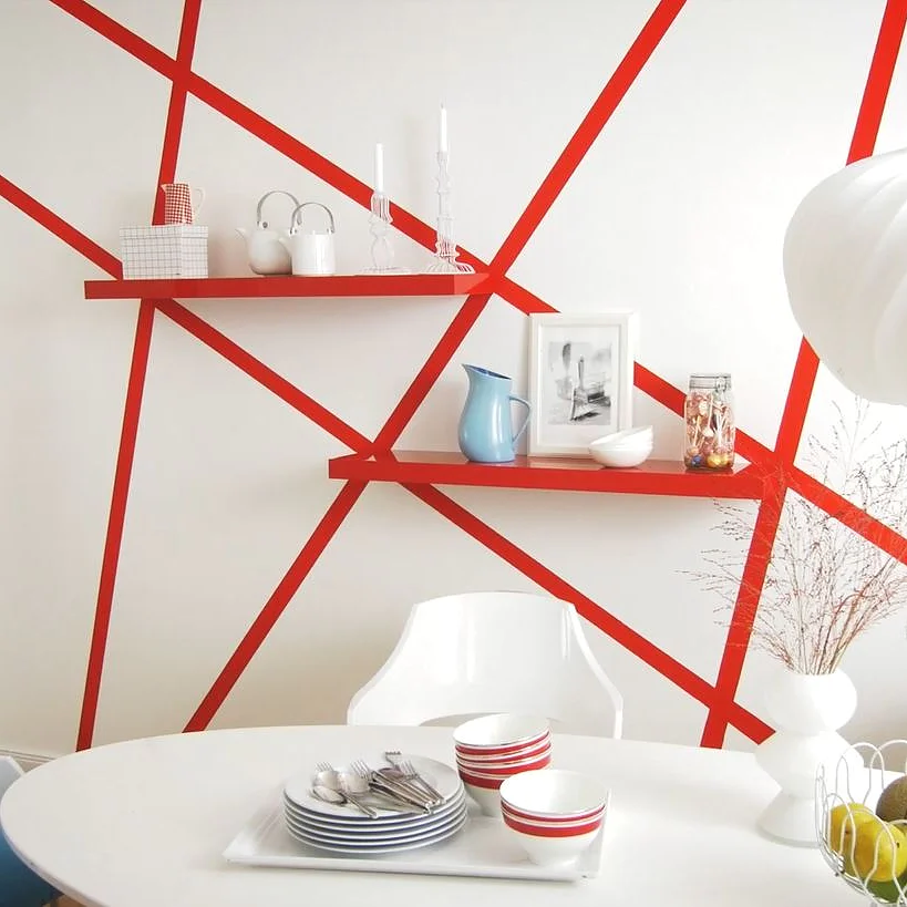 Red striped wall design with the help of tesa® masking tape. An innovative and unique wall design idea for your home.