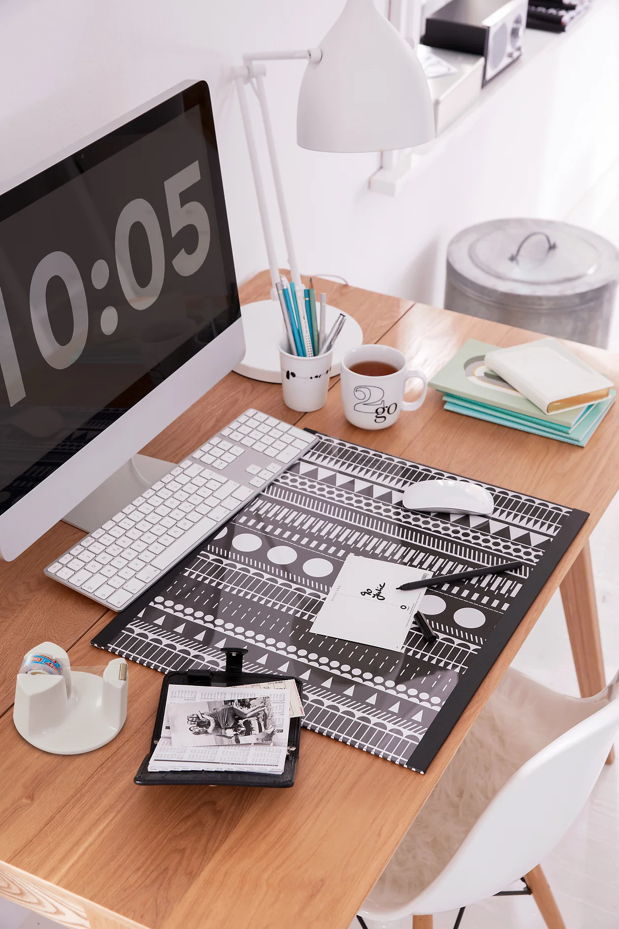 A good base. This desk pad fulfils several functions: It protects the table top, creates a beautiful and individual style, and can always be modified with new paper.