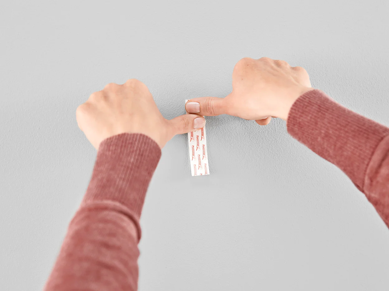 [en-en] tesa SMS adjustable nail for canvas for wallpaper up to 1 kg, step 2 of 6
