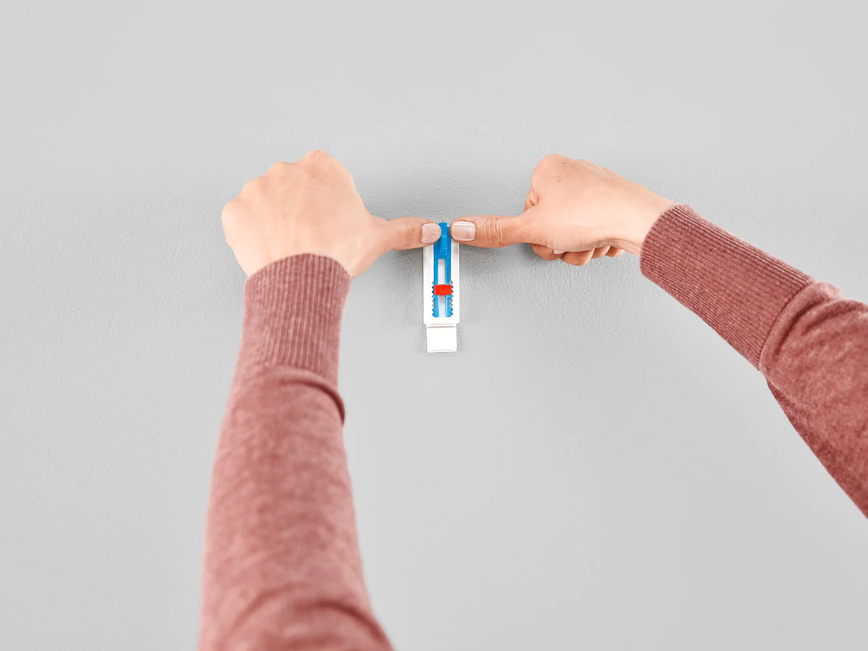 [en-en] tesa SMS adjustable nail for canvas for wallpaper up to 1 kg, step 3 of 6