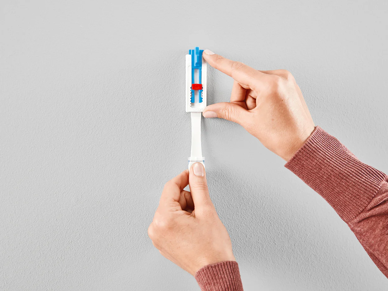 [en-en] tesa SMS adjustable nail for canvas for wallpaper up to 1 kg, step 6 of 6