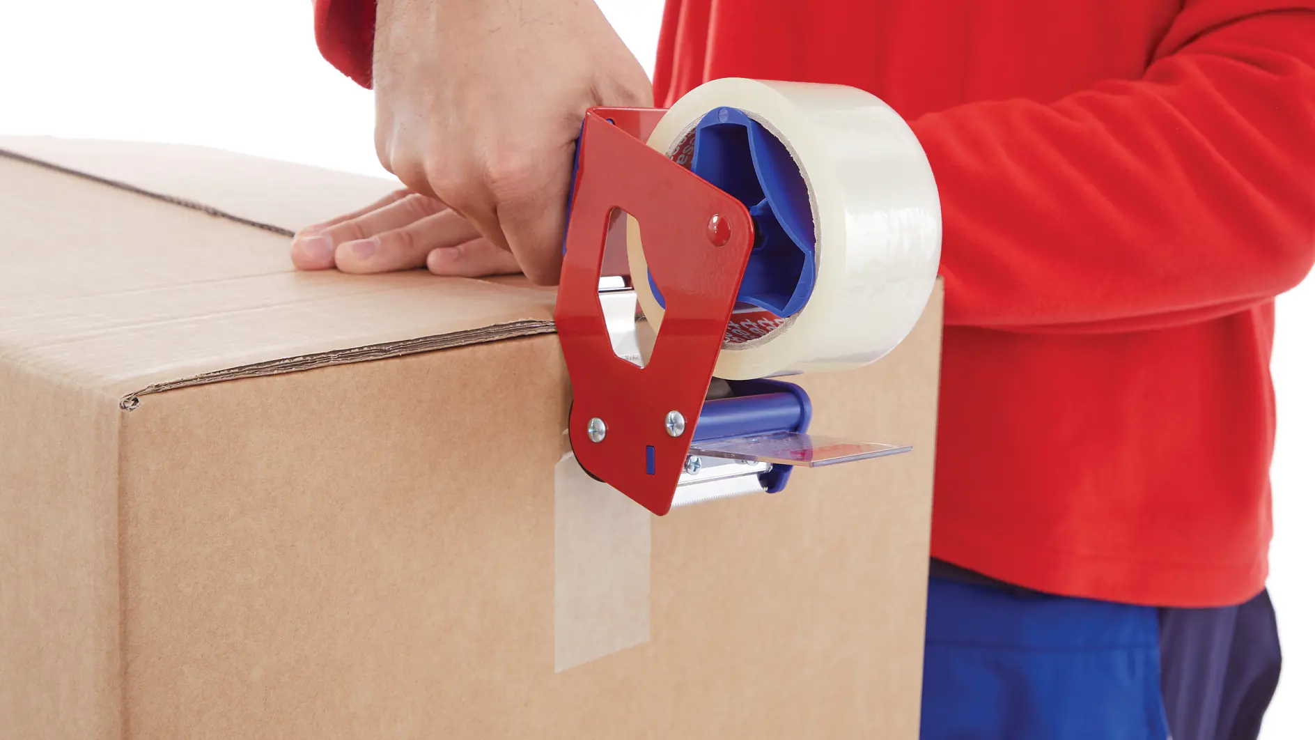 persoon in rood shirt die een kartonnen doos afsluit met een transparante verpakkingstape-dispenser binnenshuis (This text has been generated by AI)