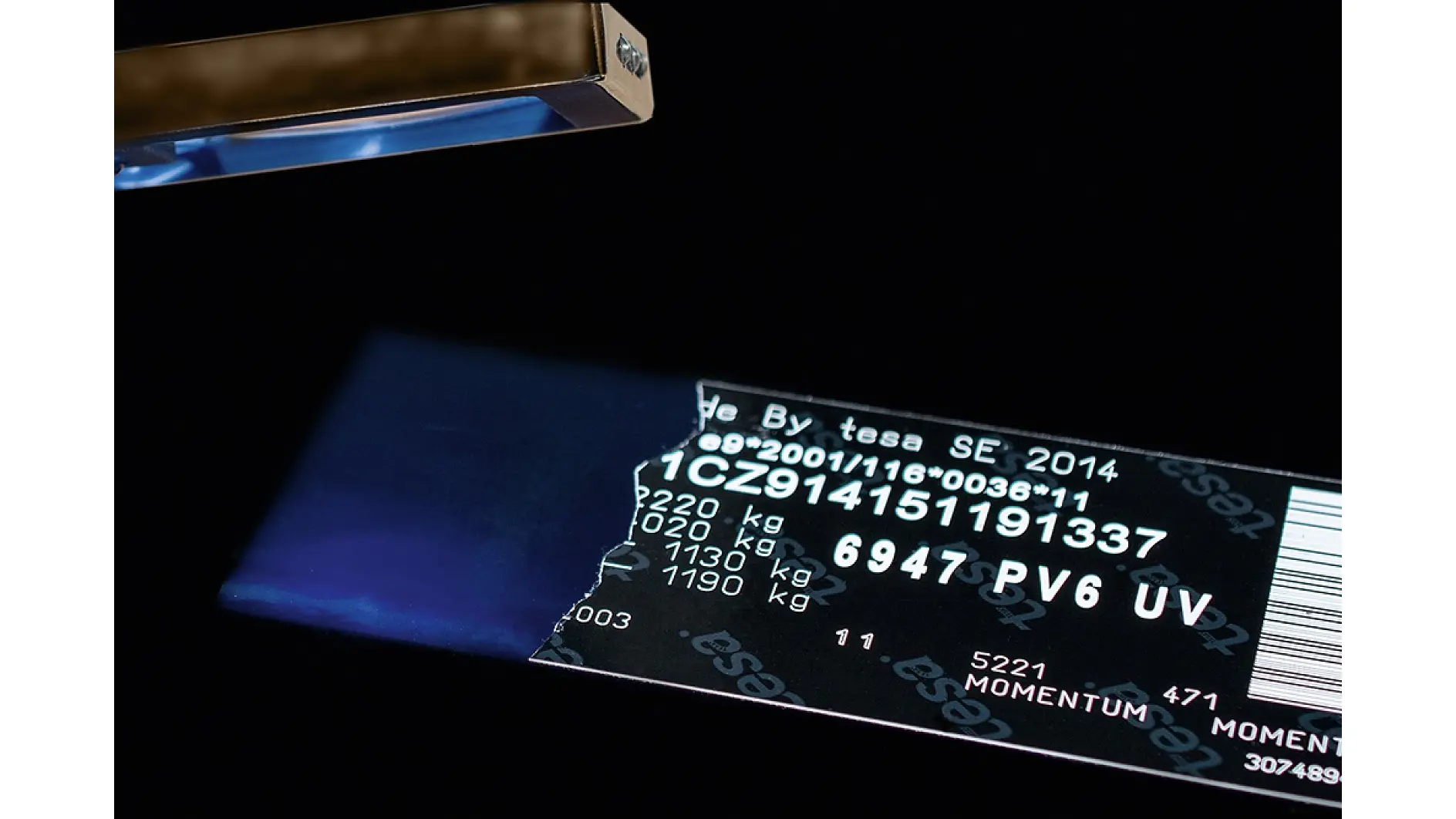 zwart digitaal displaypaneel met witte alfanumerieke codes en tekst, binnen gemonteerd tegen een donkere achtergrond (This text has been generated by AI)