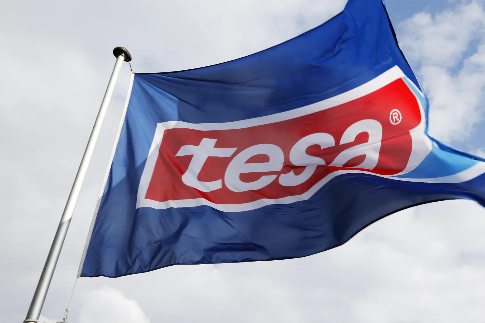 tesa-vlag in de lucht