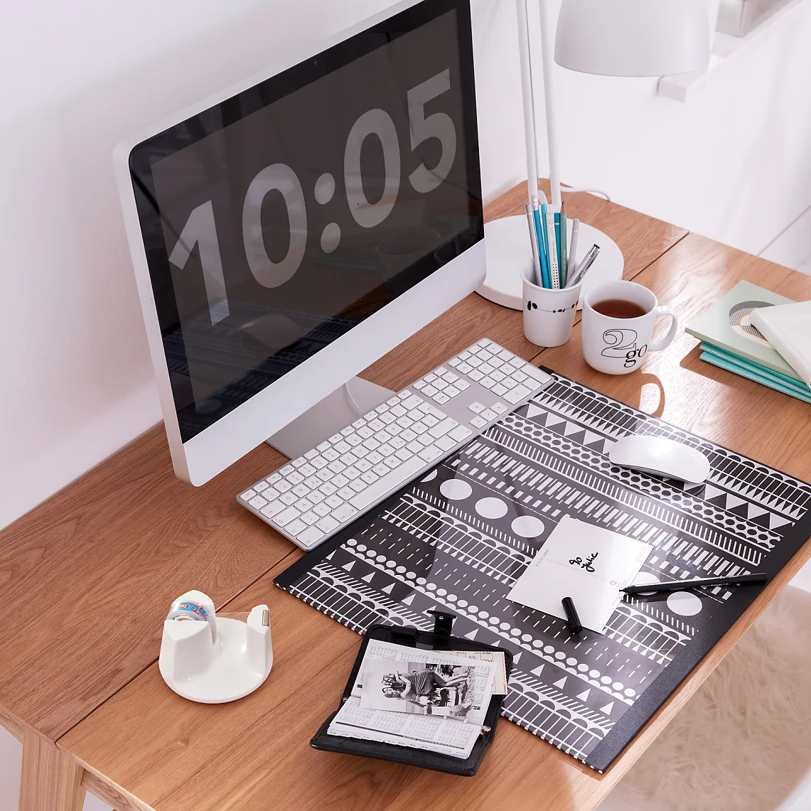 A good base. This desk pad fulfils several functions: It protects the table top, creates a beautiful and individual style, and can always be modified with new paper.