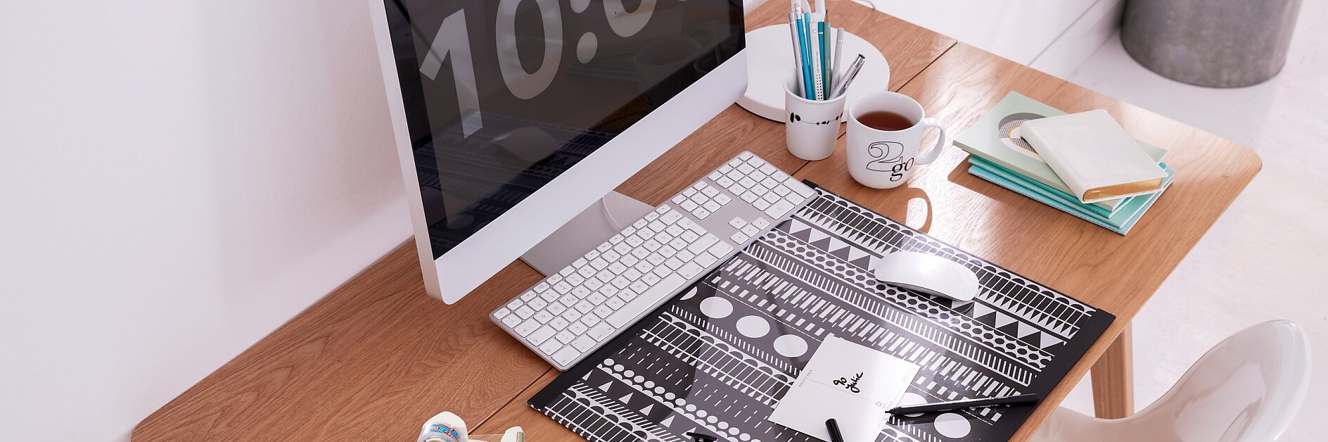 A good base. This desk pad fulfils several functions: It protects the table top, creates a beautiful and individual style, and can always be modified with new paper.