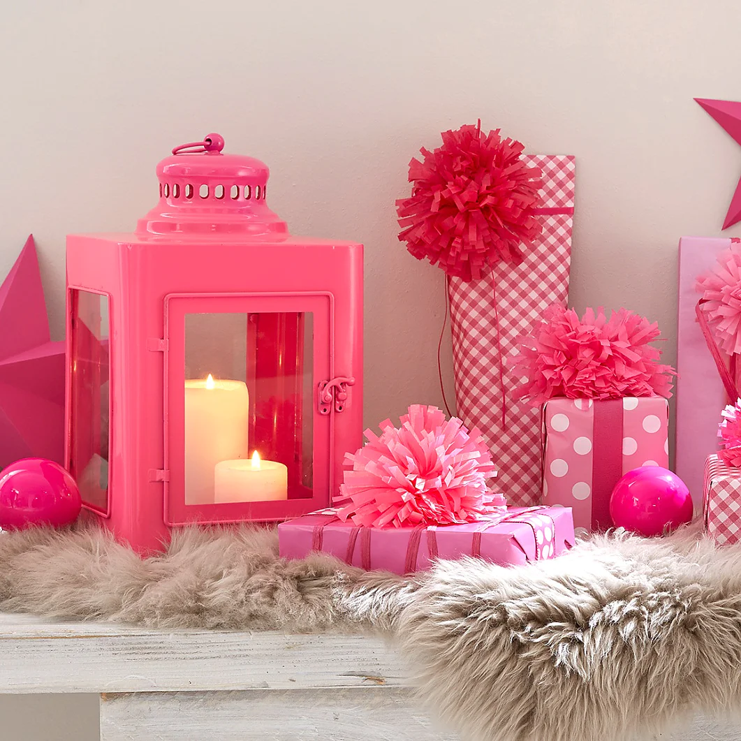 If for Christmas you wish to give rosy times to your loved ones, wrap the gifts in pink-white paper and decorated them with magnificent pompoms!