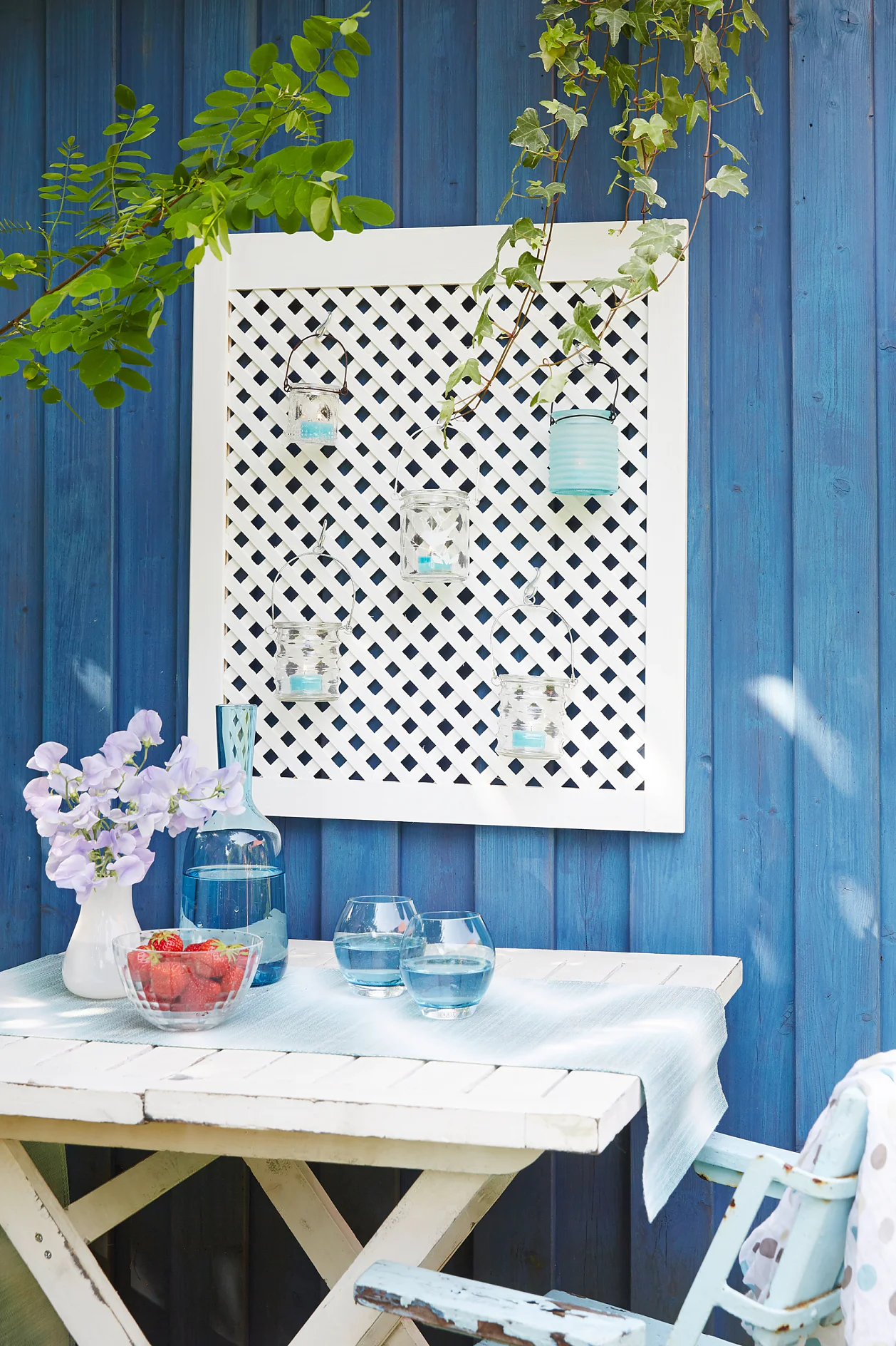 A simple lattice screen door can be transformed into a flower pot or lantern holder with tesa Powerbond® OUTDOOR and a little bit of imagination.