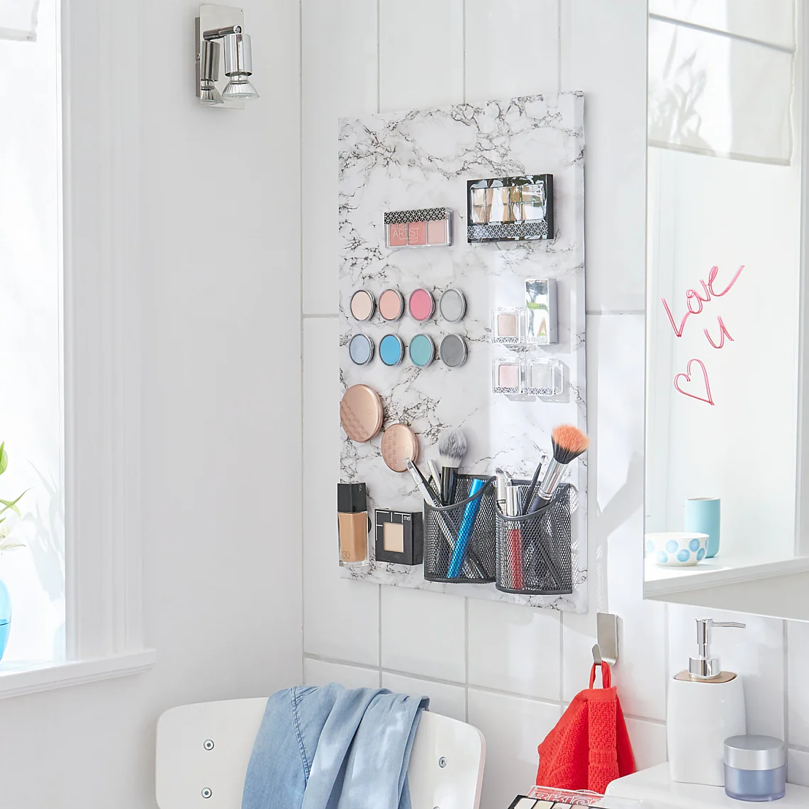 Magnetic board to organise your make-up!