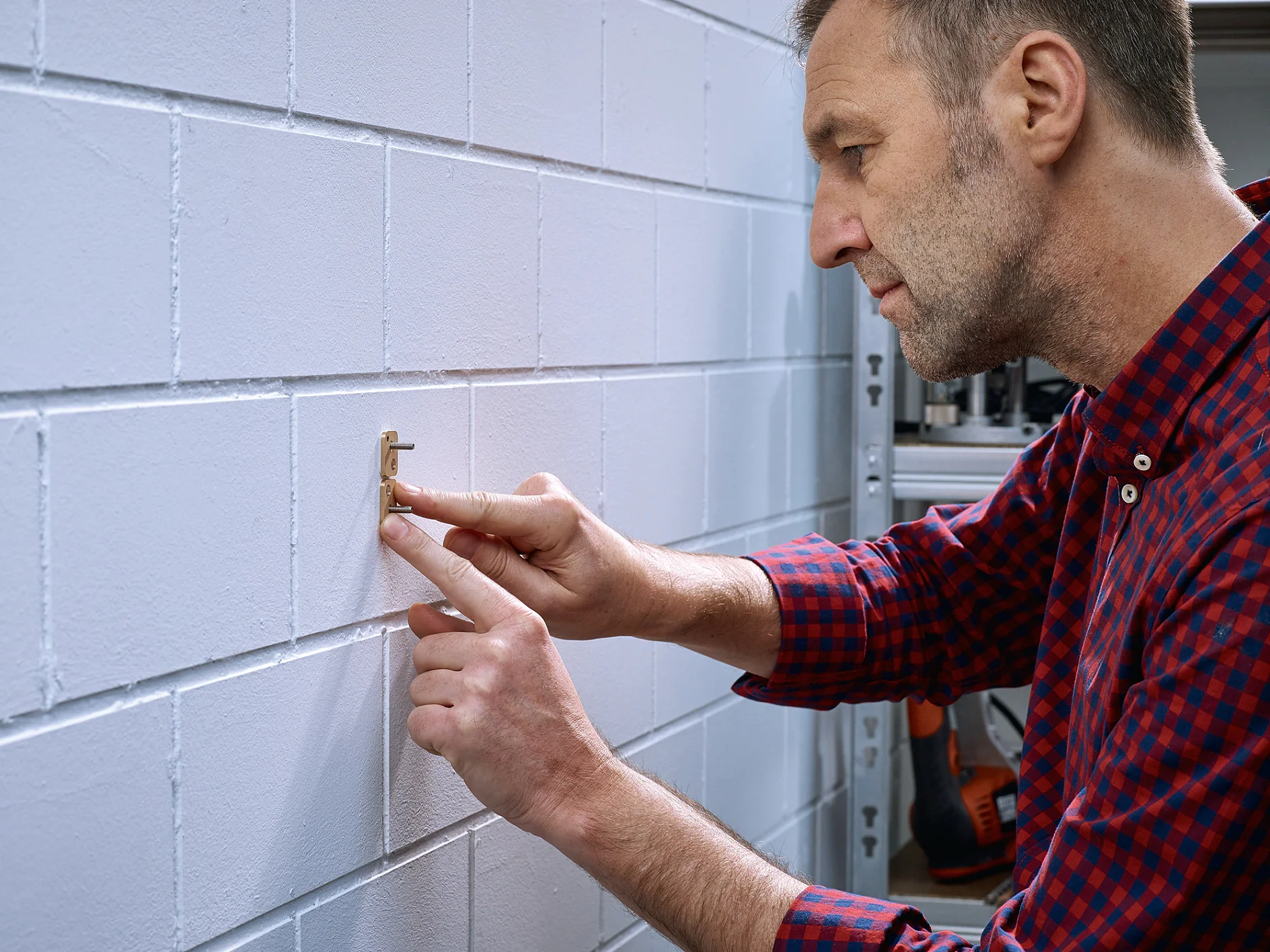 Positioning a tesa® Adhesive Screw Rectangular for Brick & Stone 2.5kg.