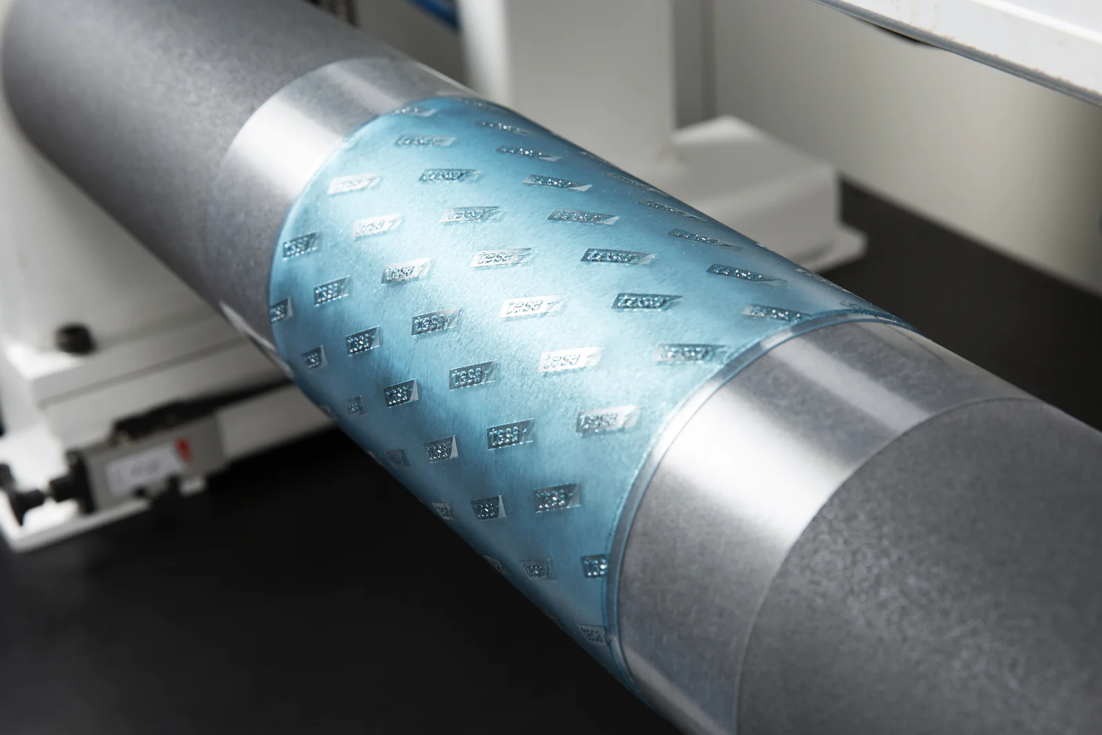 Flexo plaat gemonteerd op een samendrukbare sleeve - tesaprint®