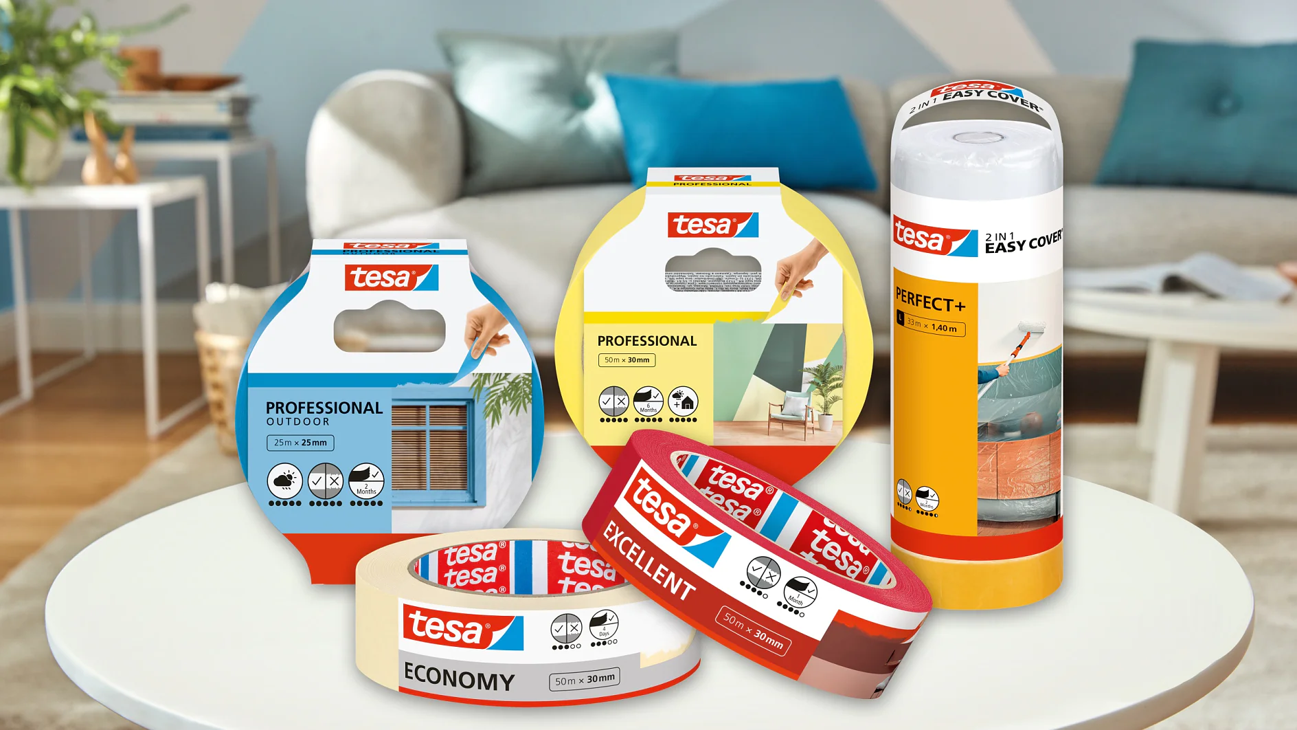 Een verscheidenheid aan tesa tape producten worden op een witte tafel tentoongesteld. Elk product is verpakt in felgekleurde wikkels. De achtergrond toont een wazig beeld van een moderne woonkamer met een blauw en grijs kleurenschema. (This text has been generated by AI)