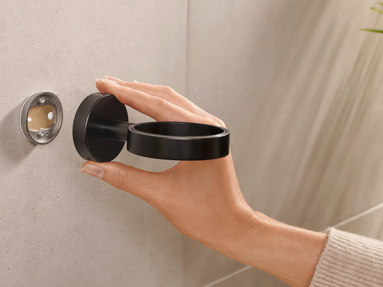 tesa_Moon_coloured_tumbler_soap_disp_step_05of10_ap