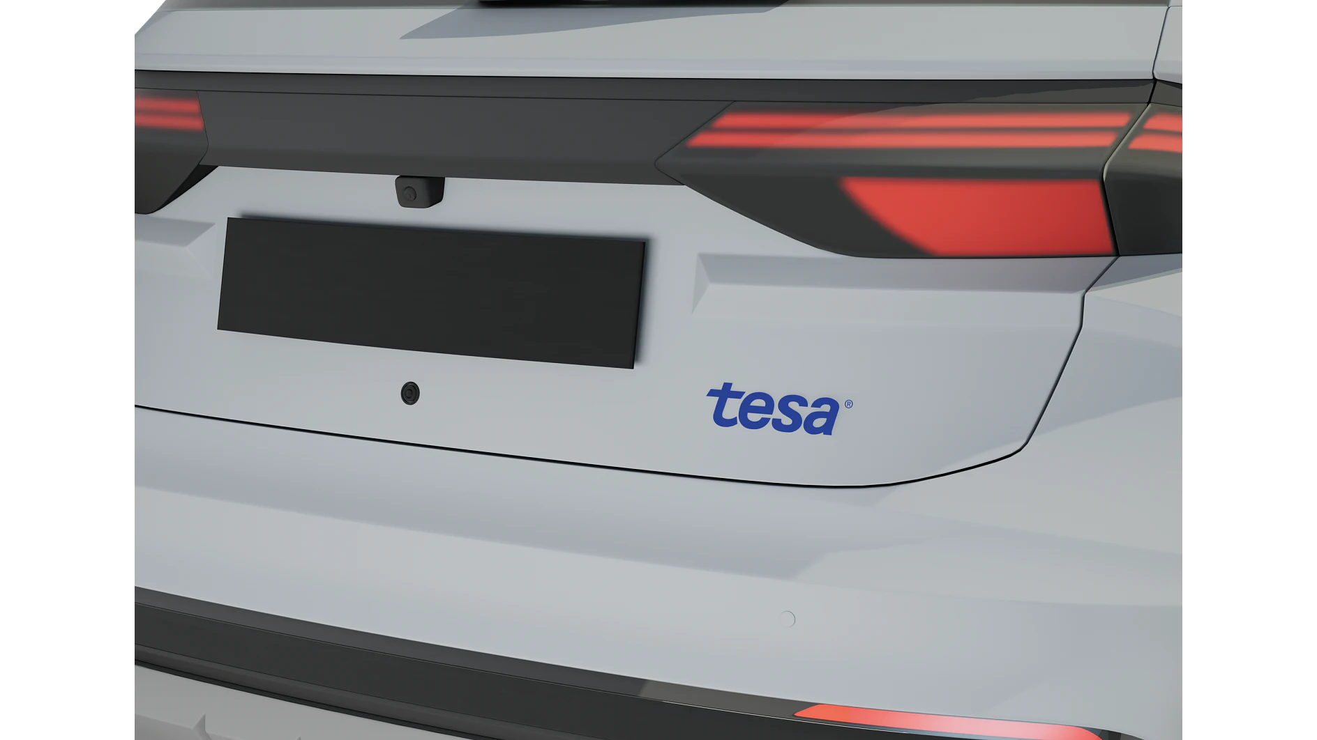 achterkant van witte auto met zwart kentekenplaatgebied en blauw tesa-logo aan de rechterkant onder rode achterlichten (This text has been generated by AI)