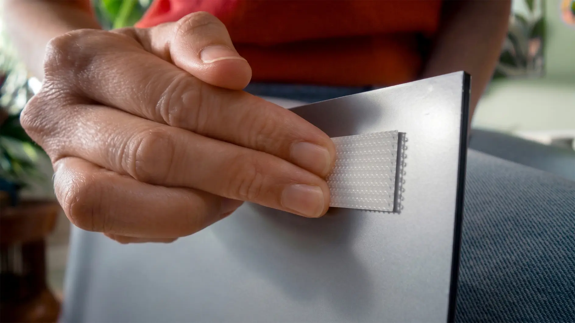 JN4011_bbdo_TESA_fixation_Campaign_Powerstrip_Click_11_online_DE_4K_Clean-(0-00-08-06)_cc01 1 (1)