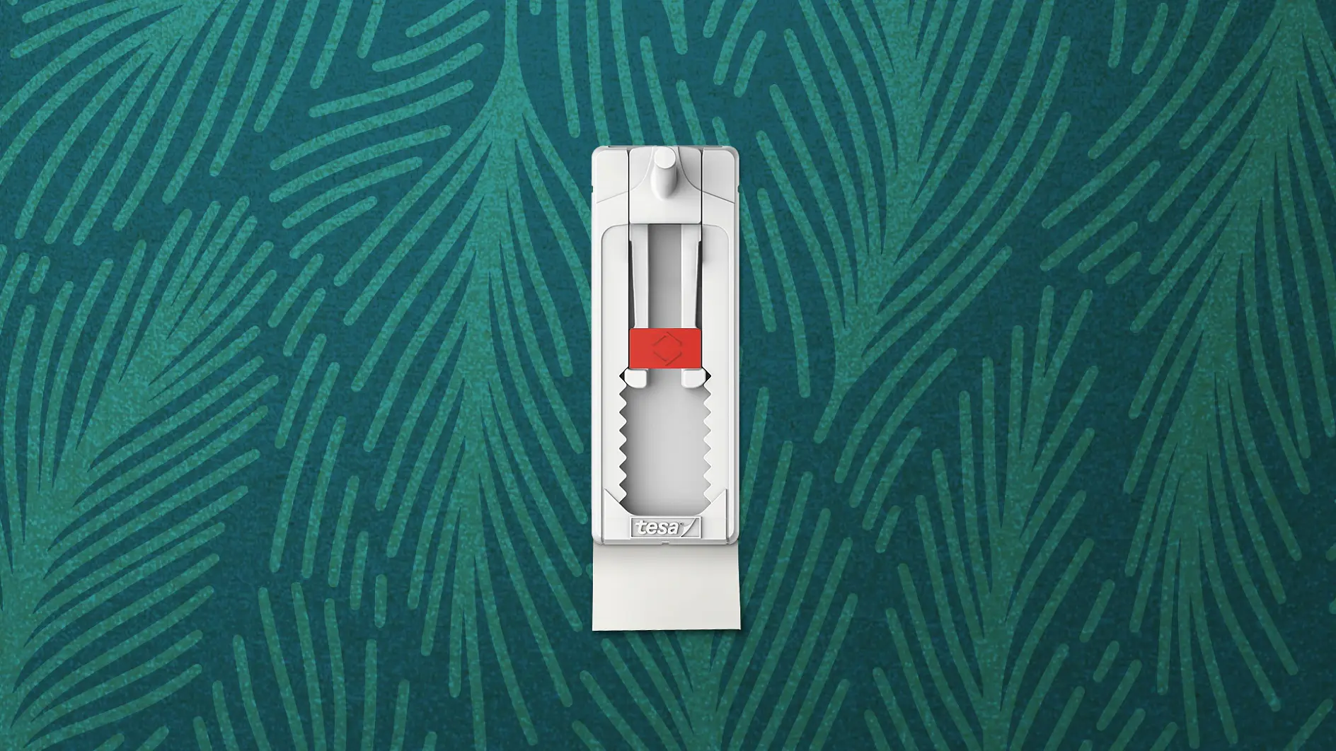 Een witte zelfklevende haak bevestigd aan een donkergroene muur met textuur en een varenpatroon. De haak is verticaal georiënteerd en heeft een rood verwijderlipje en een gekarteld gripgedeelte dat stevig vastzit met tesa tape. (This text has been generated by AI)