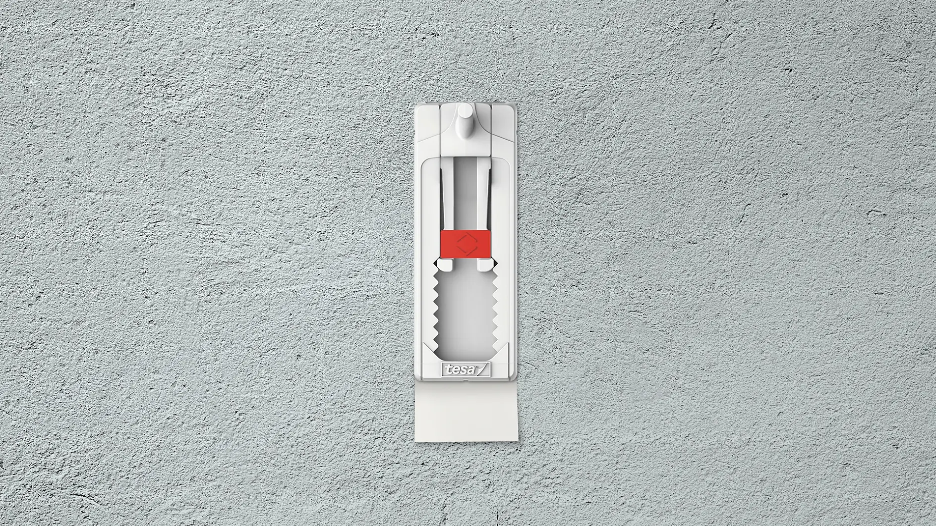 Een wandmontageclip met een witte kunststof steun en een rood vergrendelmechanisme is bevestigd aan een grijs gestructureerde muur. Op de clip staat bij de basis de tekst tesa tape. (This text has been generated by AI)