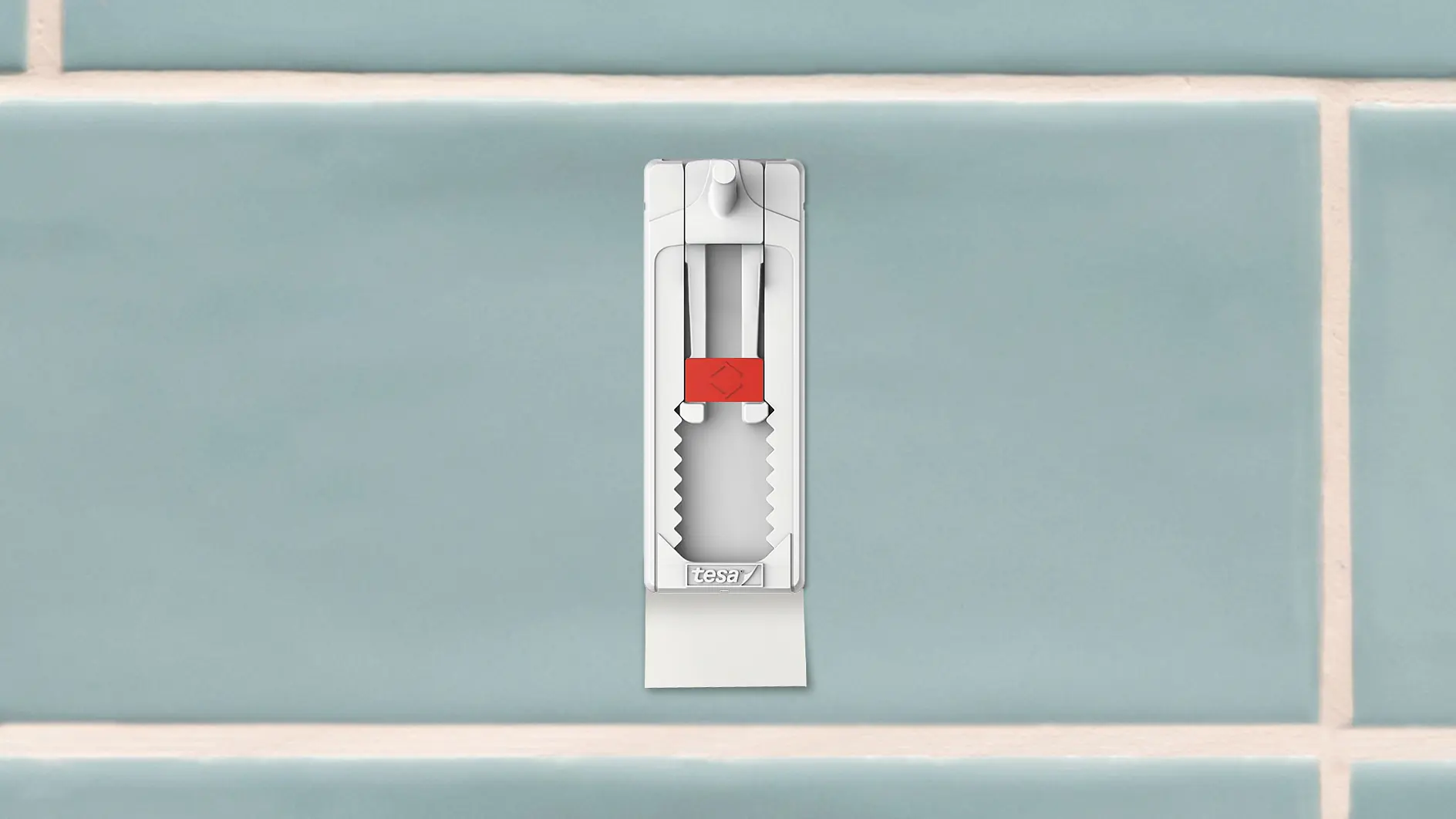 Een witte zelfklevende wandhaak met een rode knop en gekartelde tanden is met tesa tape op een lichtblauwe betegelde muur bevestigd. De haak lijkt klaar voor gebruik, mogelijk om voorwerpen op te hangen. (This text has been generated by AI)