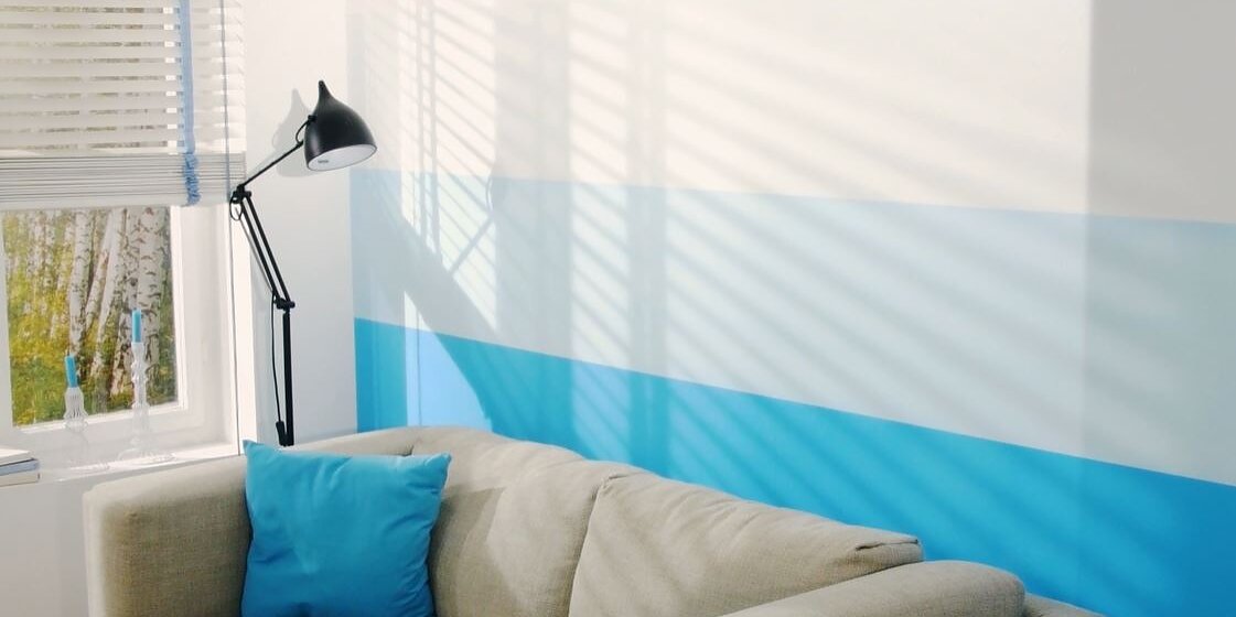 Color gradient wall design with tesa® masking tape Creation of an innovative, gradient wall painting of four schades of blue with the help of tesa® masking tape.