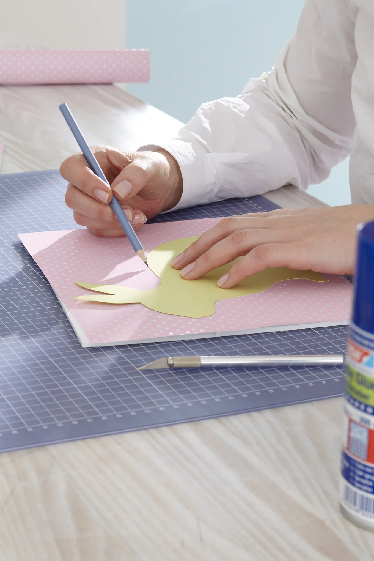Aus stabilem Papier eine Schablone nach der Vorlage anfertigen. Papier entsprechend der Schaumkarton-Maße zuschneiden und mit dem tesa® Sprühkleber Permanent auf den Karton kleben. Hasenform und Fuß mit Hilfe der Schablone übertragen.