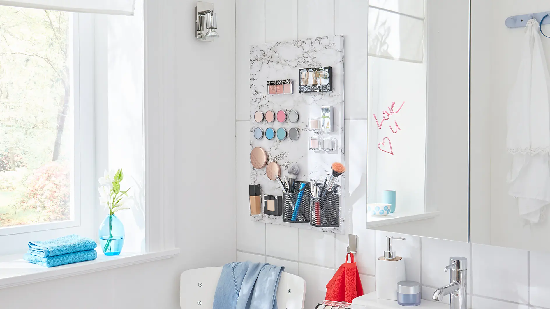 Stylowy organizer na kosmetyki do makijażu.