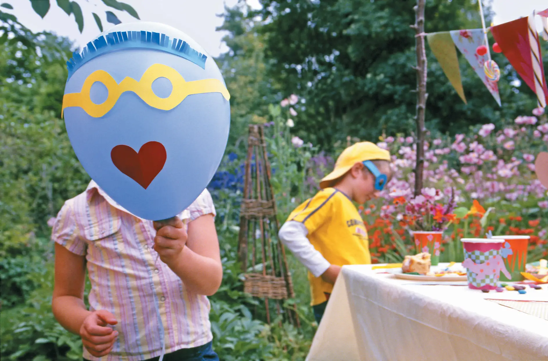Zabawny balon na urodzinki w ogrodzie