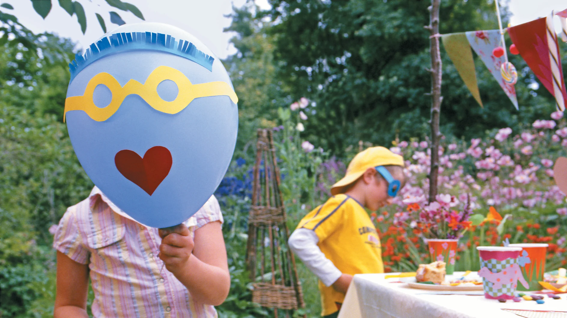 Zabawny balon na urodzinki w ogrodzie