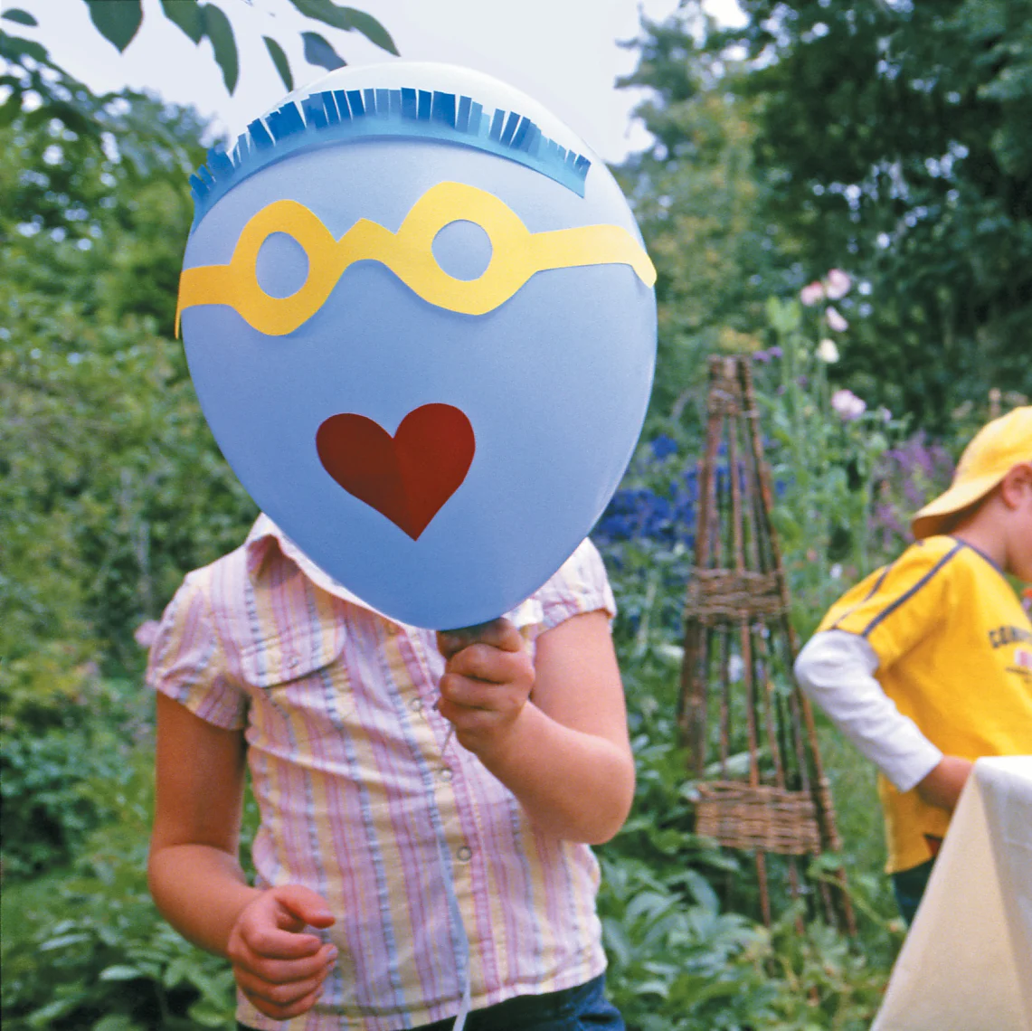 Zabawny balon na urodzinki w ogrodzie