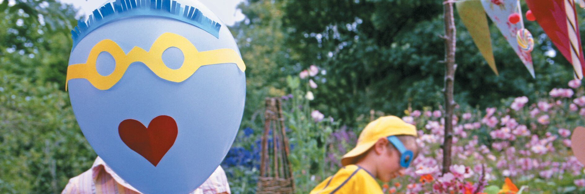 Zabawny balon na urodzinki w ogrodzie