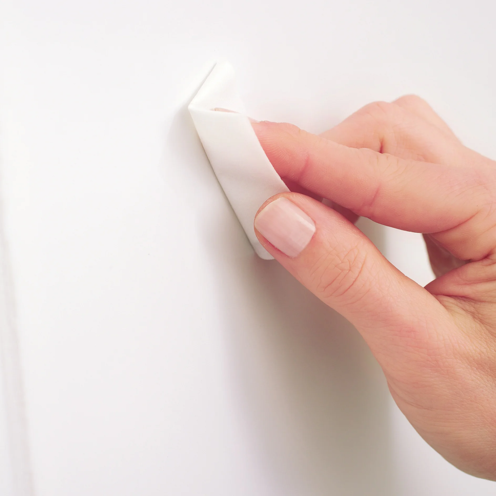 Korzystanie z bibułki z zaprawą gruntującą zabezpiecza produkt Powerstrips® przed działaniem wody.