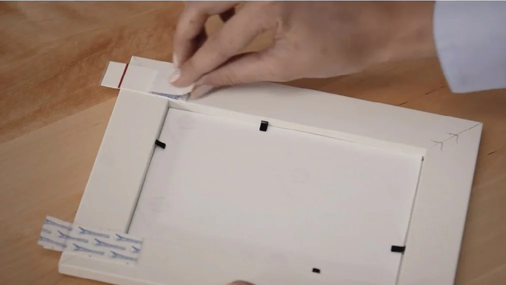 Stosowanie plastrów montażowych Powerstrips.