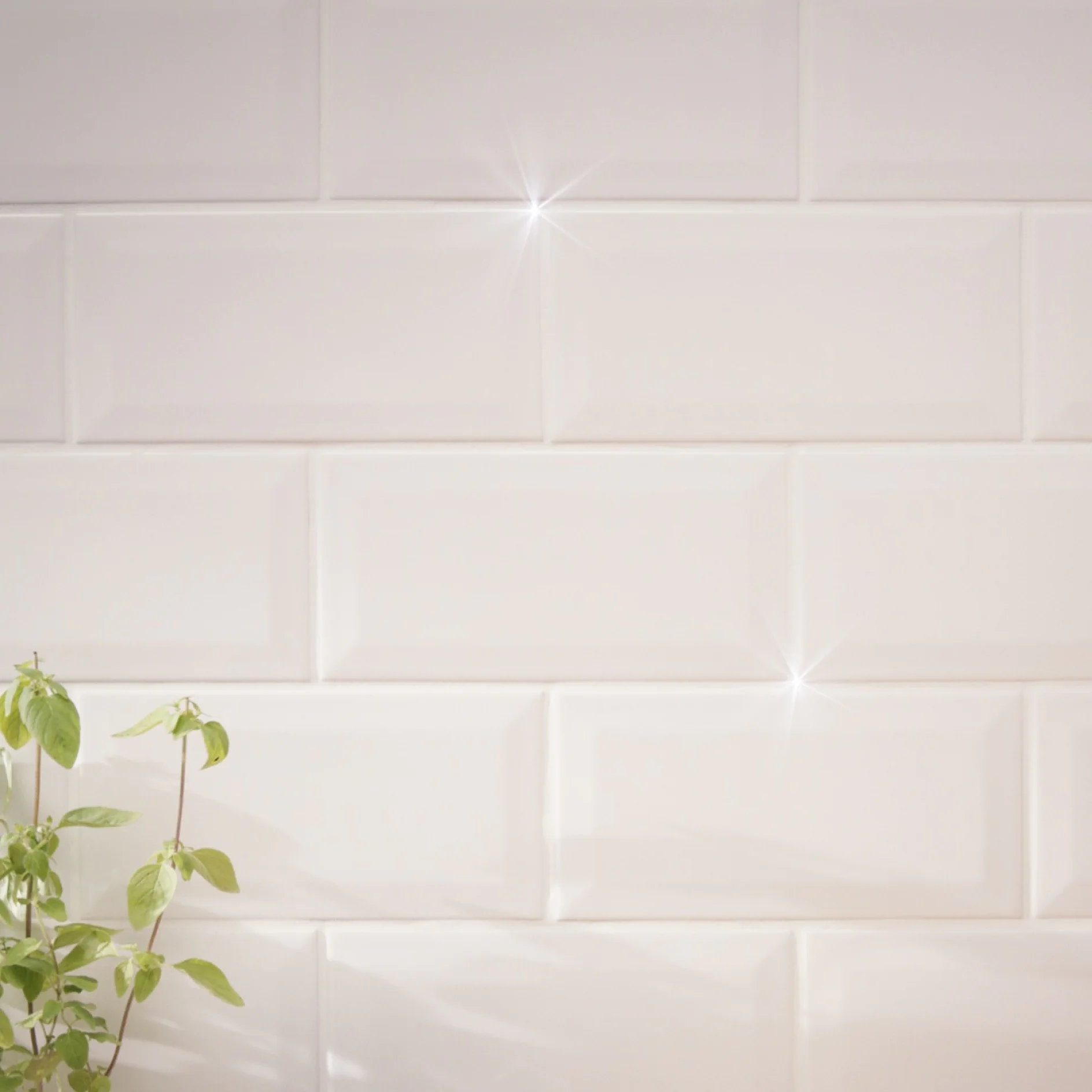 W odróżnieniu od innych plastrów montażowych, plastry tesa Powerstrips® nie pozostawiają po sobie żadnych śladów!