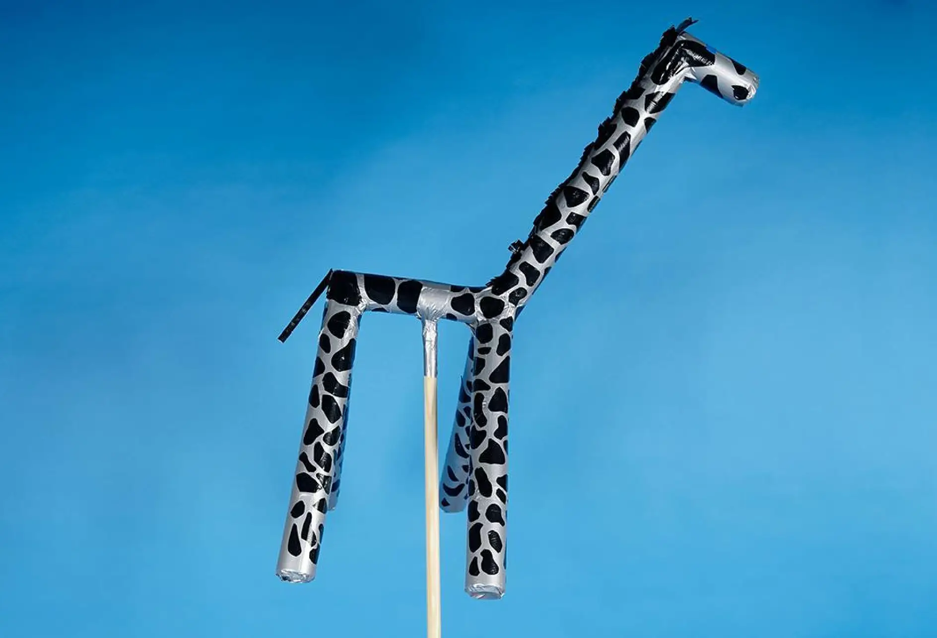 Nietypowy totem imprezowy – żyrafa