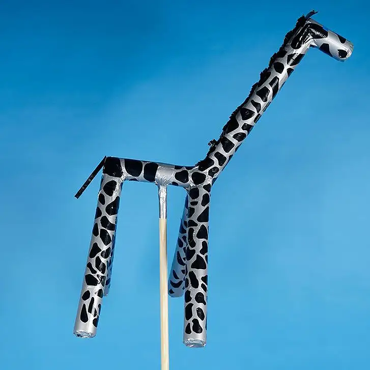 Nietypowy totem imprezowy – żyrafa