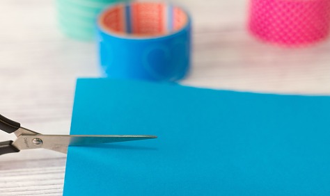 Z kolorowego papieru wytnij nożyczkami pasek o wymiarach pudełka