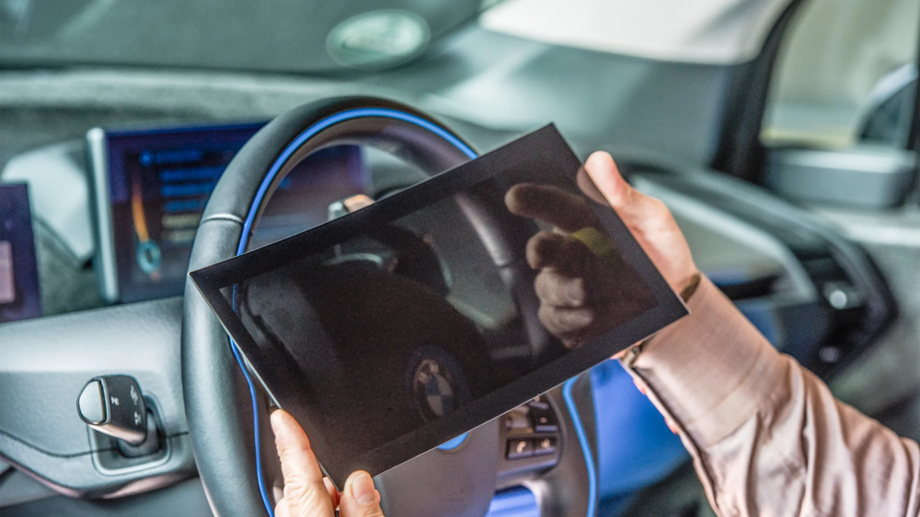 Tablet na kółkach: samochody coraz częściej stają się mobilnymi pomieszczeniami mieszkalnymi. Duże wyświetlacze zawierają wiele taśm samoprzylepnych tesa, które nie tylko łączą ze sobą części, ale też pełnią dodatkowe funkcje.