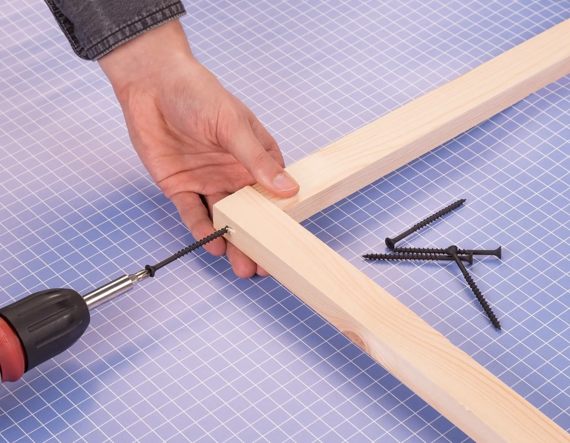 Skręć drewniane listwy za pomocą wkrętów, przykręcając je tak, aby otrzymać prostokąt. Najkrótsze listewki wykorzystaj jako nóżki.