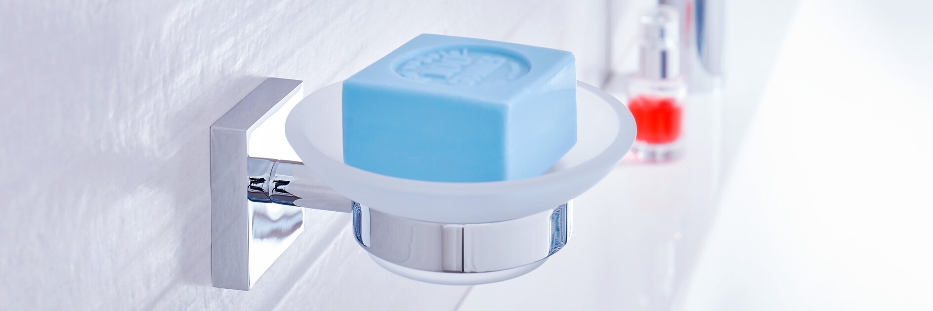 Choose from a large variety of plastic, chrome and porcelain soap dishes to keep your hands and sink clean. Wybieraj spośród szerokiej gamy mydelniczek chromowanych, porcelanowych i wykonanych z tworzywa sztucznego. W efekcie będą nie tylko czyste ręce, ale również umywalka.