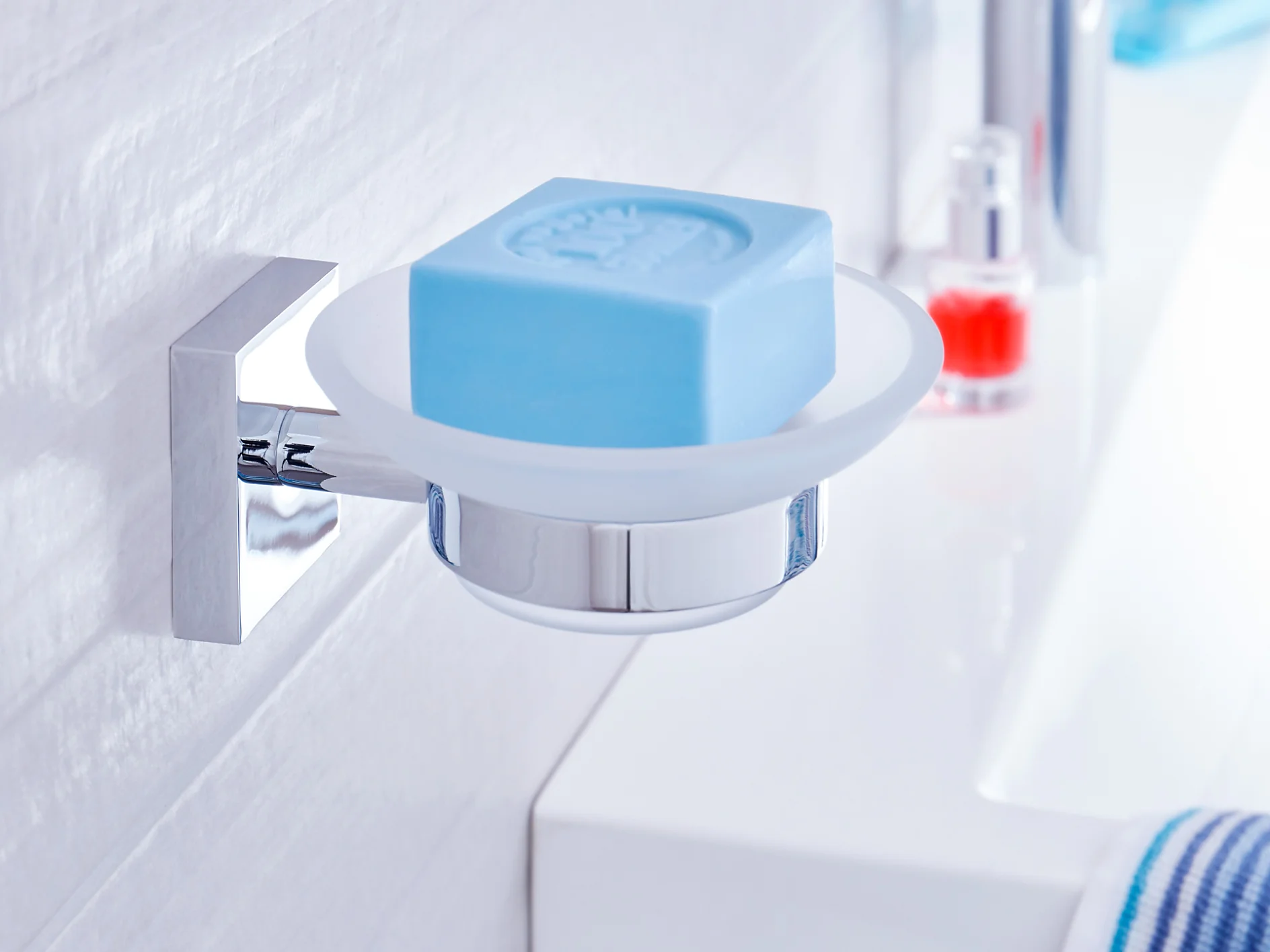 Choose from a large variety of plastic, chrome and porcelain soap dishes to keep your hands and sink clean. Wybieraj spośród szerokiej gamy mydelniczek chromowanych, porcelanowych i wykonanych z tworzywa sztucznego. W efekcie będą nie tylko czyste ręce, ale również umywalka.