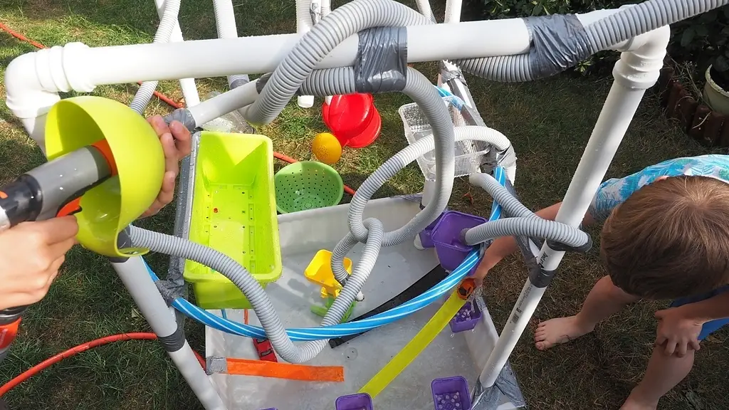 Wodny stolik DIY – fantastyczna zabawa dla dzieci