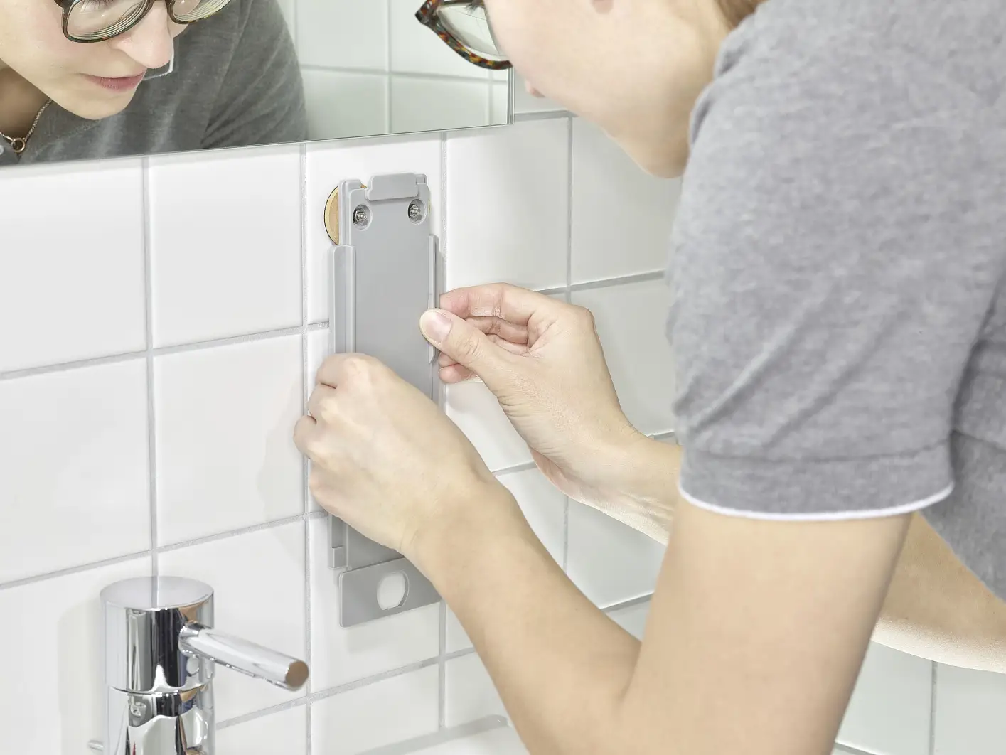 tesa PowerKit montaż dozownika mydła w branży związanej z higieną - krok 3
