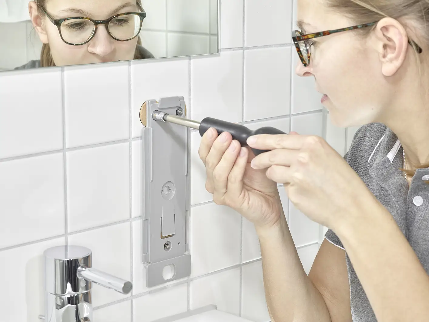 tesa PowerKit montaż dozownika mydła w branży związanej z higieną - krok 4