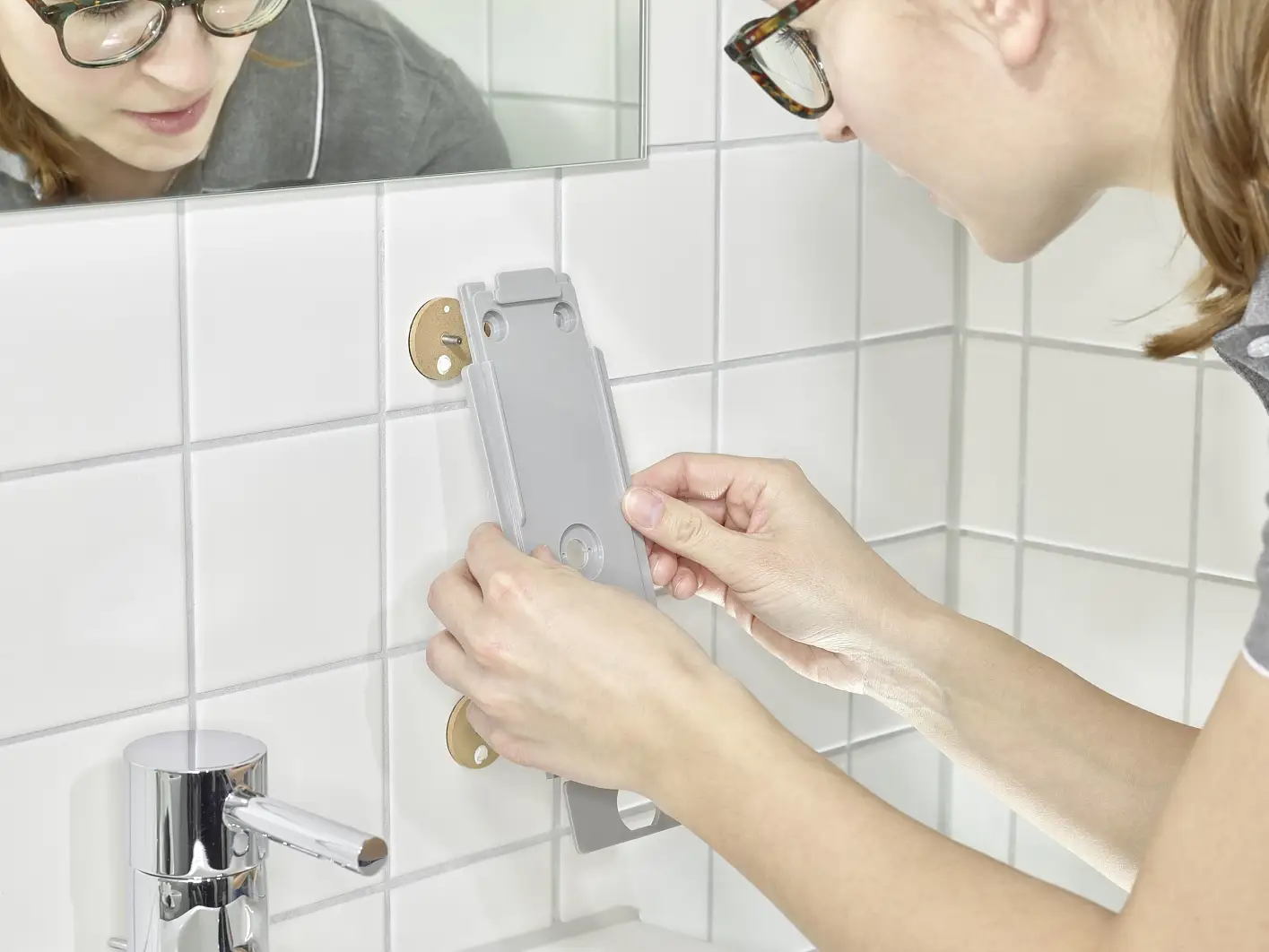 tesa PowerKit montaż dozownika mydła w branży związanej z higieną - krok 6